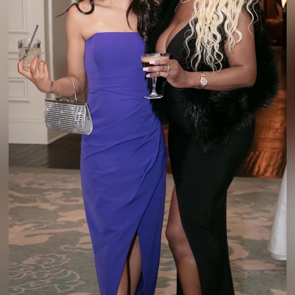 Bagdley Mischa Strapless Side Ruched Column Gown. Size 4. - Picture 5 of 5